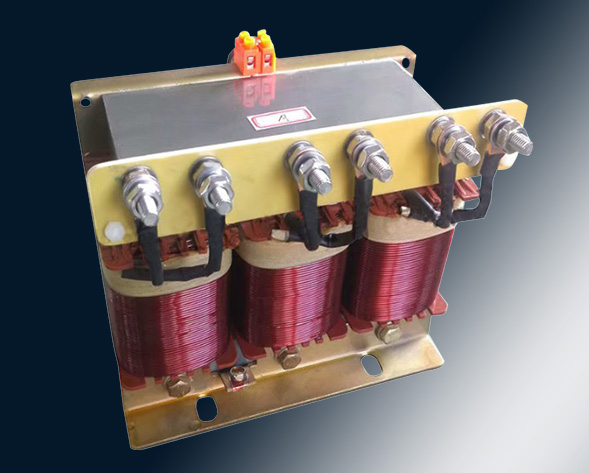 TKSG/TKDG滤波电抗器通过的是交流电流，它与滤波电容器串联使用，组成谐振电路，使其在规定的频率点上谐振，滤指定的高次谐波；同时还可实玖电力系统的无功补偿和…